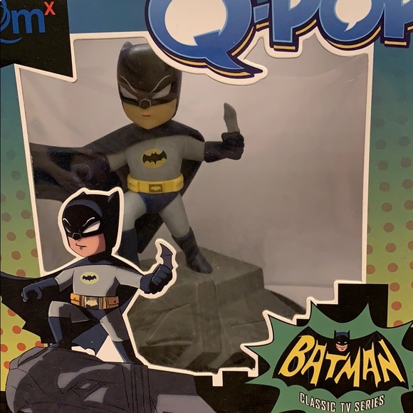 SUPER CUTE! Q-Pop Batman Figure - Picture 4 of 4